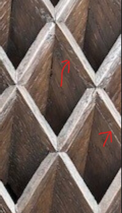 Trästrukturer bildar diamanter, pilar pekar på limmade fogar.