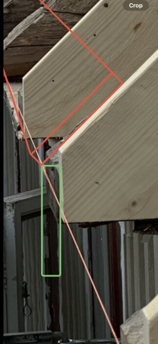 Takstolar och takfotsbräda i trä, med markerade linjer för montagevinklar. Bakgrund består av fasadpanel och takstruktur.