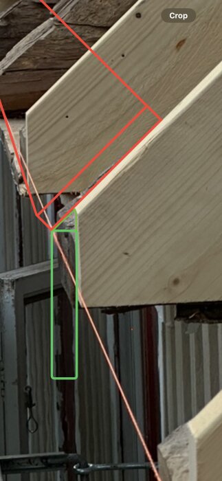 Byggprojekt: närbild på takstolsändar och takfot med röda och gröna linjer som markerar monteringsdetaljer på äldre hus.