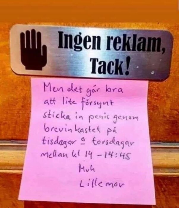 Skylt med texten "Ingen reklam, Tack!" och en rosa lapp med humoristiskt meddelande om brevlådors öppettider.