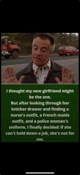 Man i skinnjacka gestikulerar med händerna, text under med humoristisk monolog om flickväns olika klädutstyrslar, bland annat sjuksköterska.