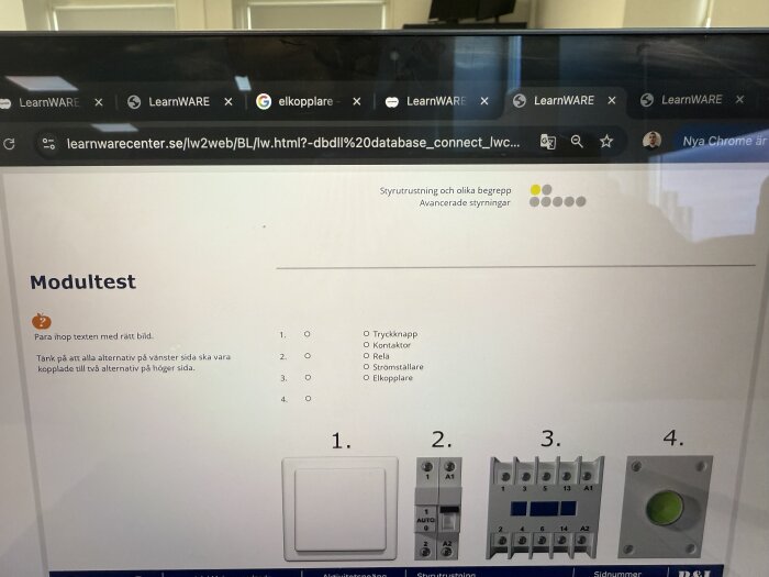 Modultest med instruktioner och bilder av fyra elektriska komponenter: tryckknapp, kontaktor, strömbrytare, elkopplare.
