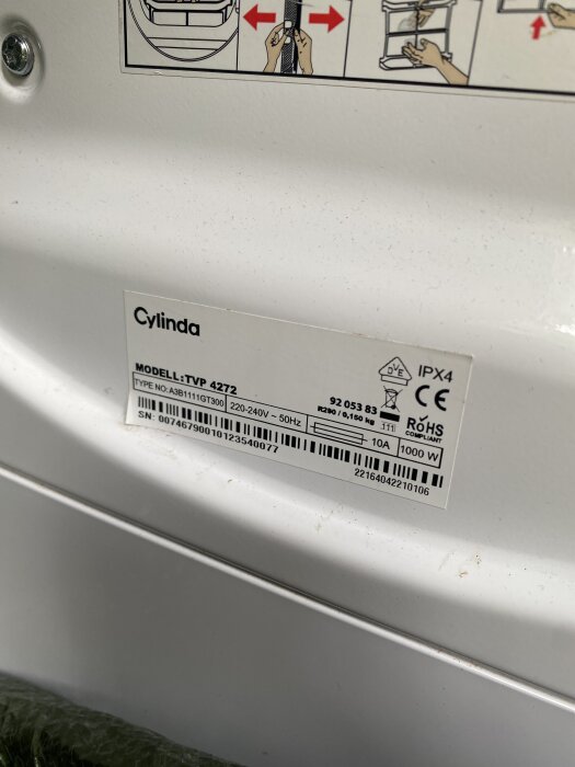 Skylt på vit apparat med information om modell TVP 4272 från Cylinda, inklusive IPX4 och elektriska specifikationer.