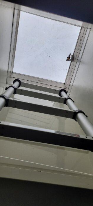 Stege under takfönster med glas med smutsfläckar.