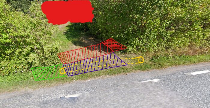 Uppfart med färgmarkerade områden för planerad plattsättning, plats för sopkärl, och ett gult rör över ett dike, omgiven av vegetation.