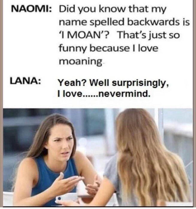 Två kvinnor diskuterar vid ett bord, den ena gestikulerar intensivt. Text ovanför beskriver ett skämt om bakvända namn.