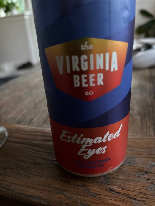 Burk med Virginia Beer Co:s Estimated Eyes, Citra & Motueka Double IPA, på ett bord.