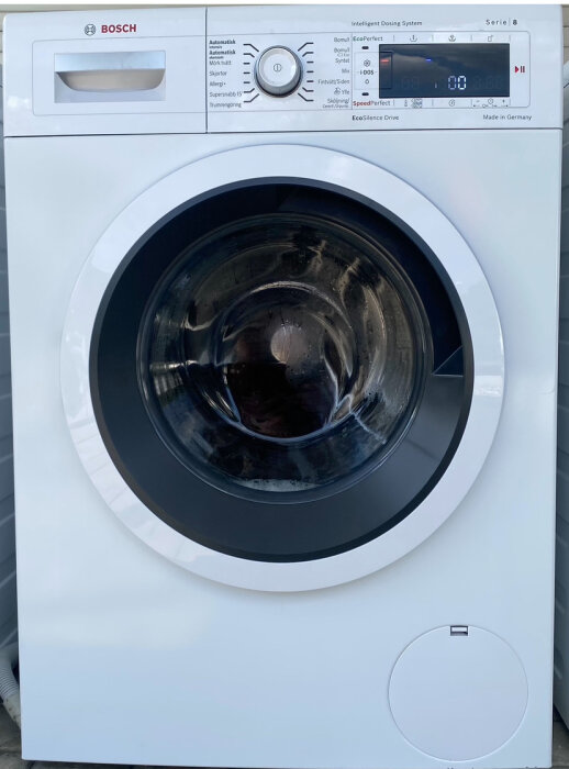 Bosch i-Dos tvättmaskin med öppet fönster och synliga kontrollpanel, erbjuds för reservdelar på grund av defekt lager.