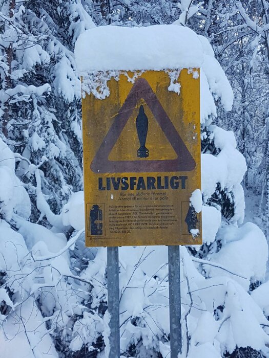 Gul skylt med texten "LIVSFARLIGT" i snötäckta omgivningar, varnar för okända föremål. Telefonnummer ej uppdaterat.