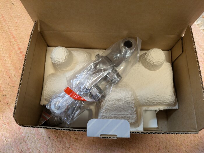 Oras Optima 5164 duschblandare i originalförpackning från slutet av 90-talet, ligger i en kartong med skyddande emballage.