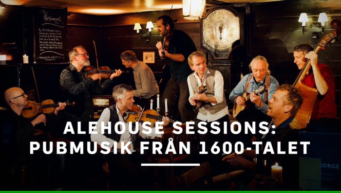Musiker spelar pubmusik från 1600-talet i en mysig pubmiljö, med stråkinstrument och gitarrer. Text: "Alehouse Sessions: Pubmusik från 1600-talet".