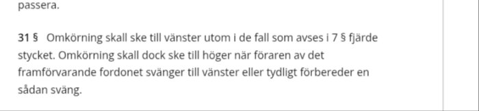 Bild på textutdrag från trafikförordningen om regler för omkörning vid vägkorsning, med fokus på omkörning till höger vid vänstersväng.