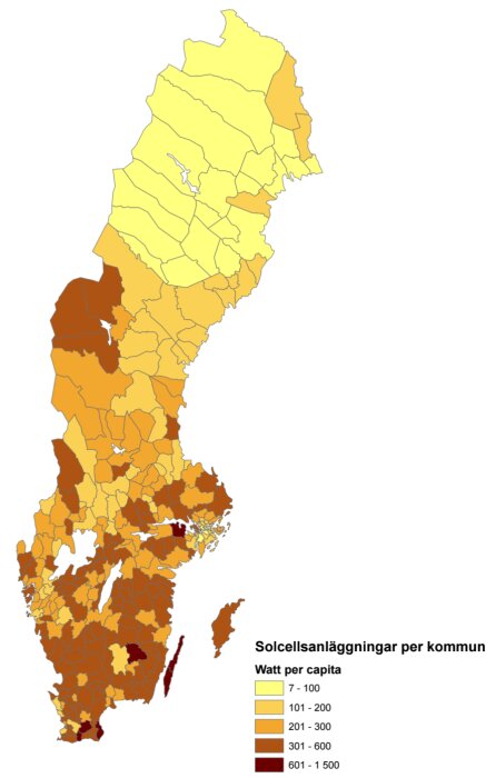 Karta över Sverige som visar solcellsanläggningar per kommun i färgskalor från gult till mörkrött baserat på watt per capita.