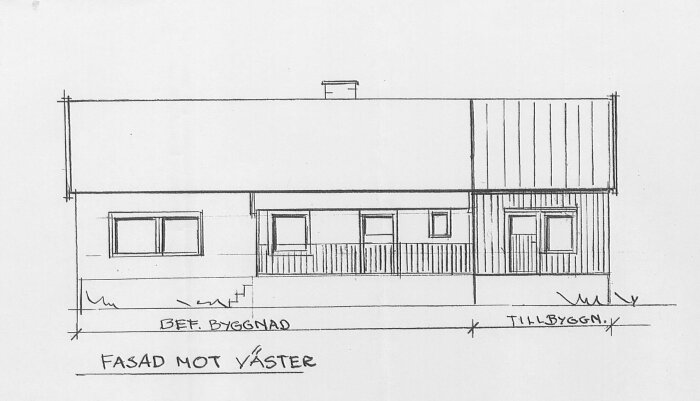 Ritning som visar fasaden mot väster med befintlig byggnad och tillbyggnad, taklinje och fönster placeringar.