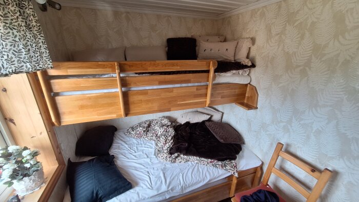 Våningssäng med steg vid sidan, vilket gör det lättare för äldre att ta sig upp säkert.