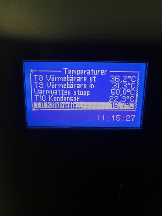 Digital display som visar olika temperaturer: värmebärare ut 36,2°C, in 31,3°C, varmvatten stopp 50,0°C, kondensor 22,3°C, koldmedium 16,4°C, tid 11:15:27.