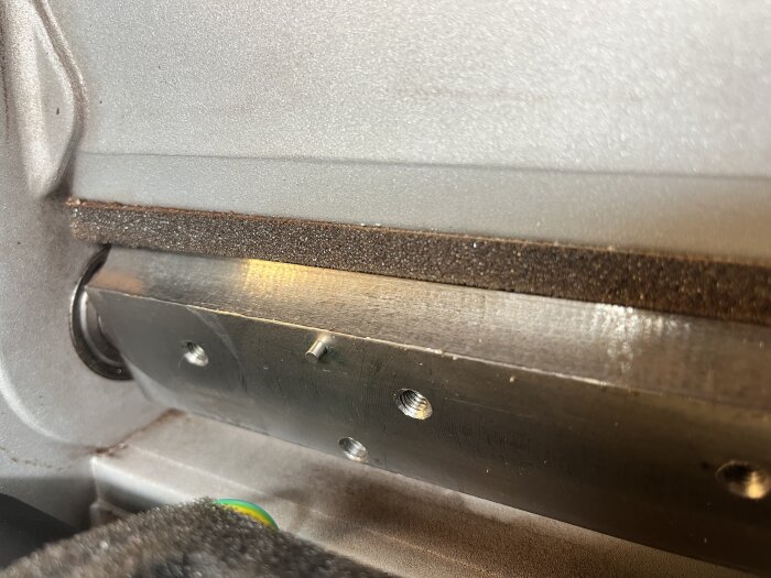 Närbild på en sliten kutter från en Triton TPT125 maskin. Kutterns yta ser skadad ut.