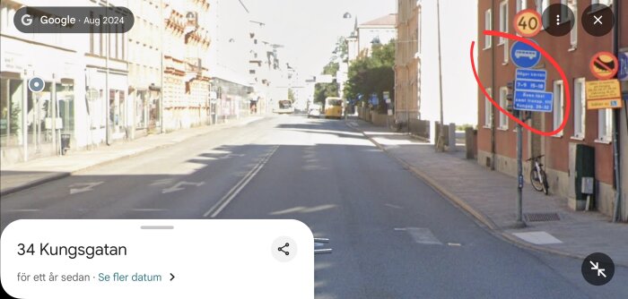 Vägskyltar och hastighetsbegränsning på Kungsängsgatan, Uppsala. Skuggad gata med några bilar och buss. Begränsad vägmarkering synlig.