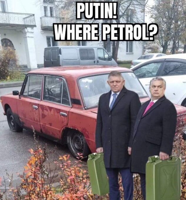 Två män i kostym står framför en gammal röd bil med tomma bensindunkar. Text ovan: "PUTIN! WHERE PETROL?
