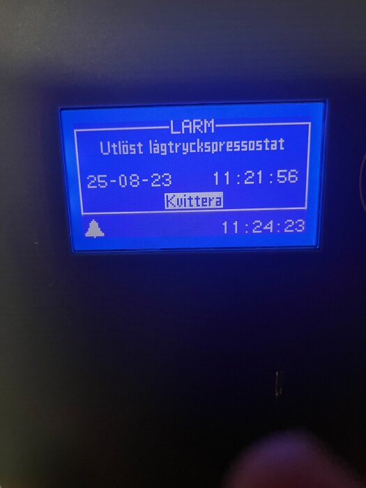Larmdisplay visar "Utöst lågtryckspressostat" med tid och datum 25-08-23, 11:21:56.