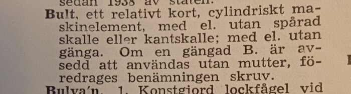 Utdrag ur boken "Kunskapens bok" från 1954 med text om gängade bultar och dess användning utan mutter.