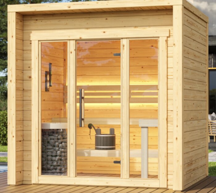 Träfriggebod med glasdörr och fönsterparti, delad i bastu och förvaring, med inredning som bastulav och vedhink.