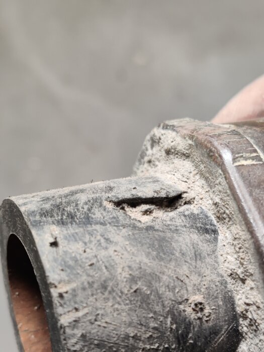 Sliten PEL-slang med jack i, använd i samband med byte av inkommande vattenledning utanför ett hus.