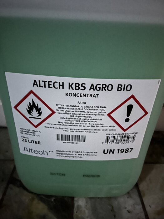 Bild på en 25-liters dunk med grön vätska och etikett "ALTECH KBS AGRO BIO koncentrat", varningssymboler för brandfara och irritation.