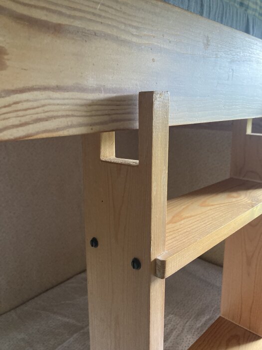 Löstagbar trästege under en säng med breda trappsteg, vinklad för enkel borttagning, del av en lösning som använts i 40 år.