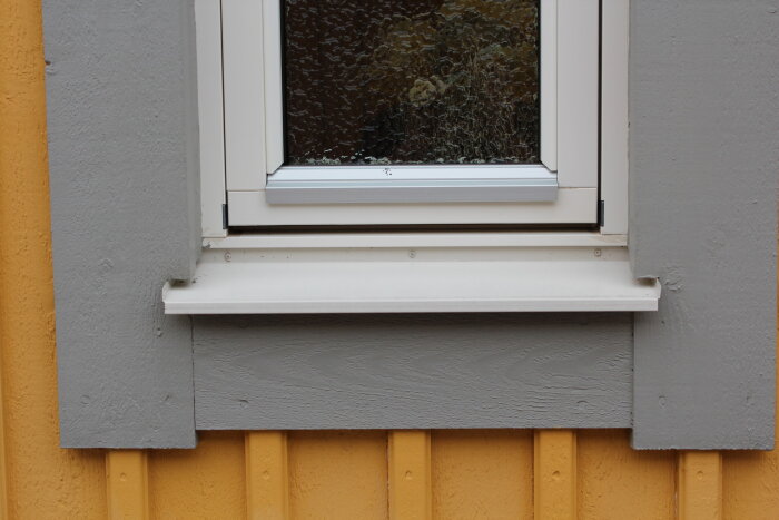 Underbleck monterat under fönster för att förhindra att regnvatten eller snö tränger in i fasaden.