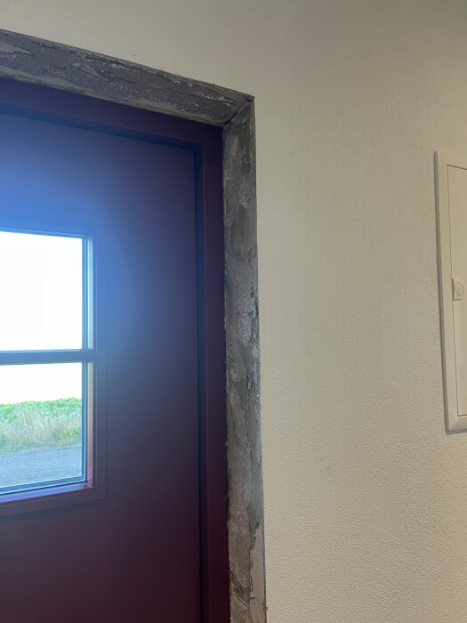 Dörrkarm och vägg efter utvidgning av dörrhålet, visar siporexblock och puts i renoveringsprojekt.