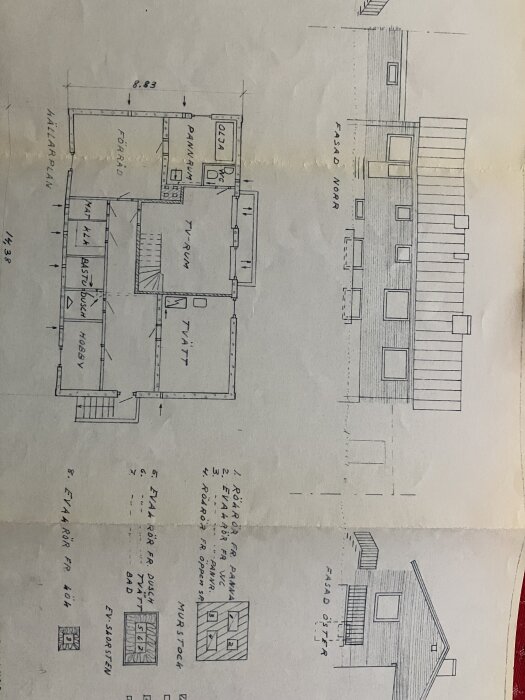 Planlösning av källare med tre markerade eternitkanaler i ett enplanshus. Kryssen visar deras placering för omdragning av ventilationssystemet.