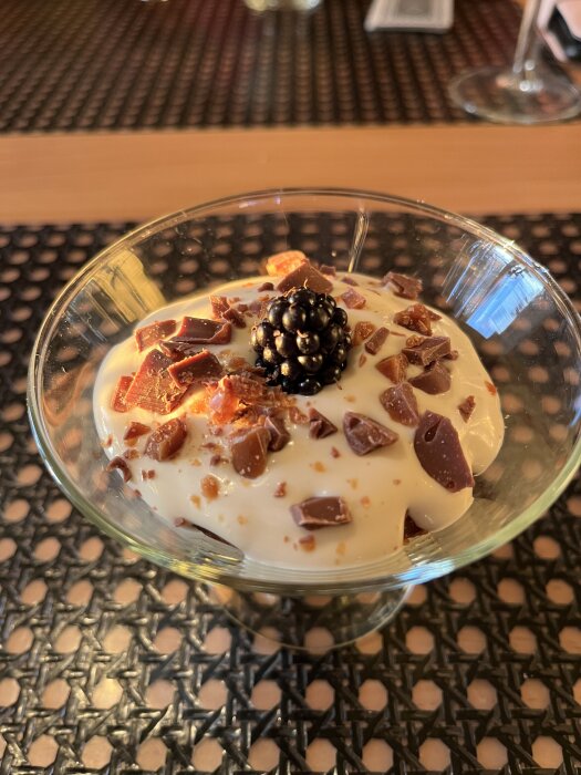 Dessert i glas med baileyskräm, mörk chokladmousse, kak- och dajmsmulor, toppad med ett björnbär.