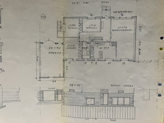 Byggnadsritning med planlösning som visar toalett bredvid tvättrum och inte vid pannrummet samt garage och vardagsrum.