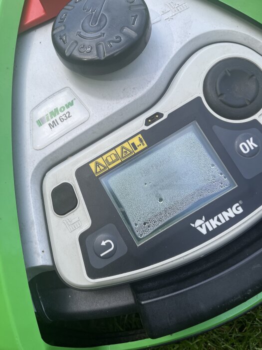 Kontrollpanel med fukt på skärmen, guidade knappar och "iMow MI 632" etikett.