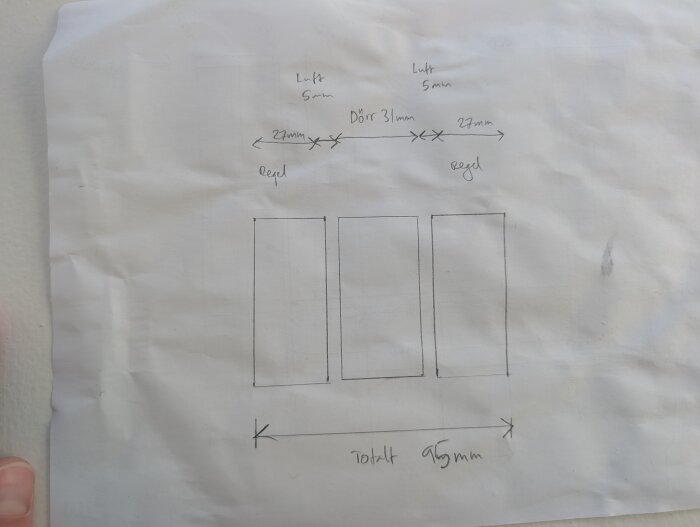 Ritning av dörröppning i genomskärning med måttangivelser, visar dörrblad och hyvlade reglar, luft av 5 mm på sidor och 31 mm dörrtjocklek.
