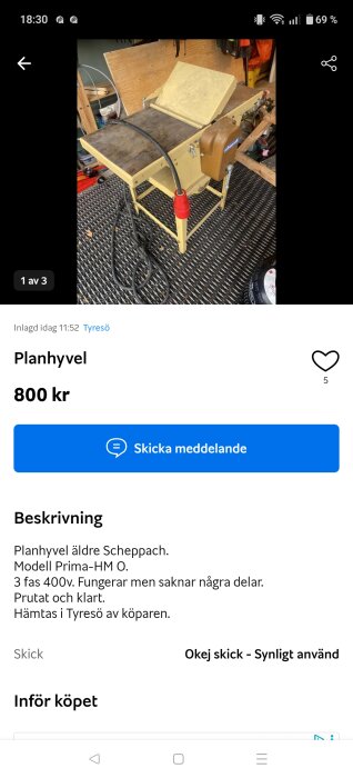 Äldre gul Scheppach planhyvel på metallgolv med kabel och brun motor bredvid trävägg i verkstadsmiljö.
