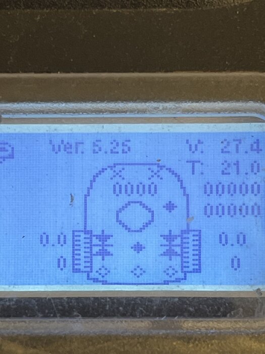 Digital display som visar sensorstatus och version 5.26, med V 27,4 och T 21.0.