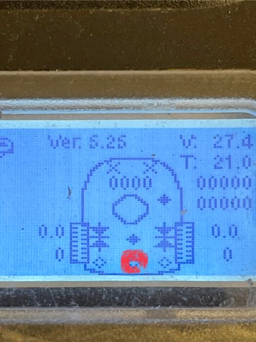 Display med sensorikon och rödmarkering, visande version 5.26, temperatur 27.4, och flera indikatorer inklusive en röd C-symbol.