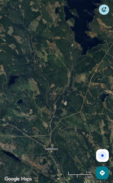 Satellitbild som visar vägar och skogslandskap kring Uddefors.