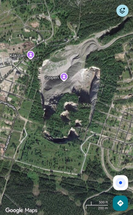 Satellitbild över centrala Malmberget med markerade platser; "Gropen" och "Kåkstan" syns samt Engelska vägen i hörnet.