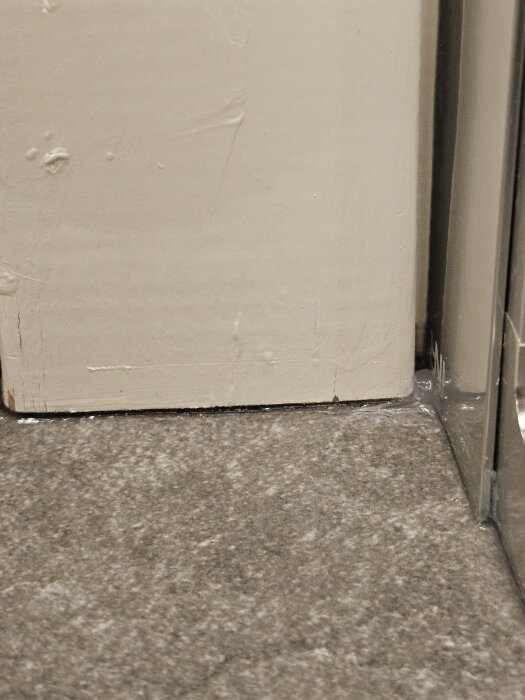 Spricka och saknad silikon vid duschväggens tröskel.