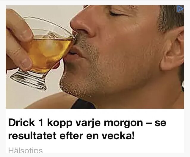Man dricker ur ett glas med orange vätska, reklamtext uppmanar till daglig konsumtion.