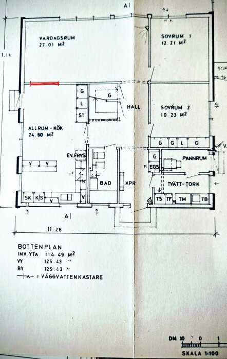 Planritning över bottenvåning med markerad röd linje visar planerad öppning mellan kök och vardagsrum. Vardagsrum 27.01 m². Allrum-kök 24.60 m².