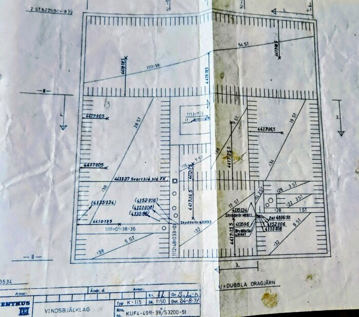 Byggnadskonstruktionsritning med olika dimensioner och detaljer för bjälklagskonstruktion.