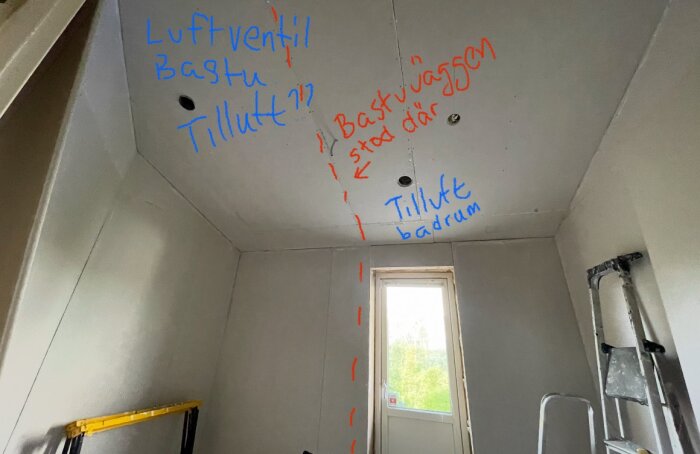 Rumstak med två ventiler och textmarkerade anteckningar om bastu- och badrumsventilation, samt en stege och fönster i bakgrunden.