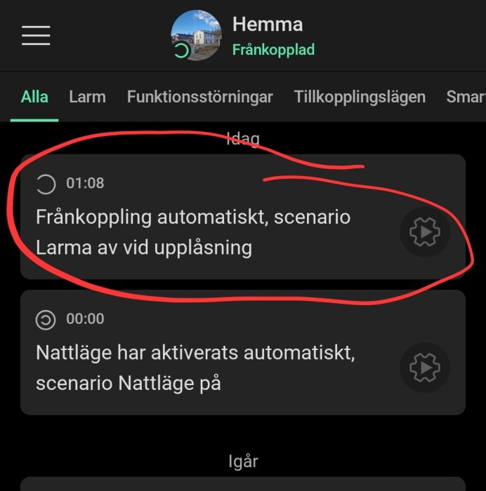 Inaktivt larm visas på appskärm, visar tid och status: Frånkoppling automatiskt, scenario Larma av vid upplåsning markerad med rött.