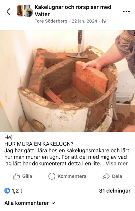 En person murar en kakelugn och håller i en tegelsten, omgiven av murbruk.