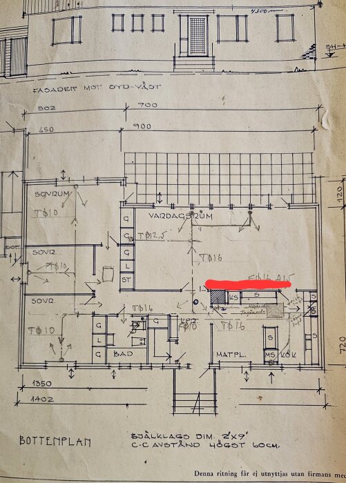 Rakennuspiirustus, jossa pohjapiirros 1966 Gullringshus-talosta. Pohjapiirustuksessa on merkitty keittiön ja olohuoneen välinen purettu seinä.