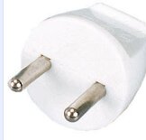 Ojordad stickpropp i vit plast, används för apparater utan skyddsjordning eller dubbelisolering, t.ex. äldre bordslampa i metall.